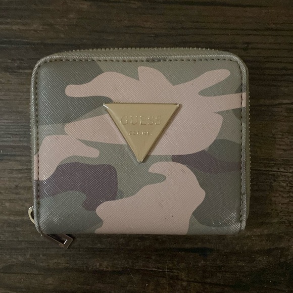 Guess Wallet - Picture 1 of 3